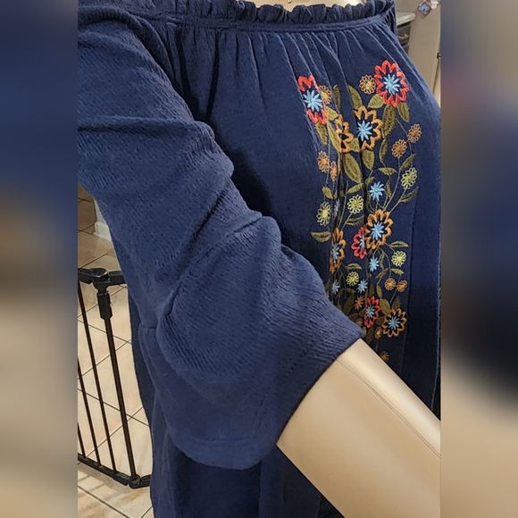 LIVE TO BE SPOILED TOP LARGE SEE PICS FOR MEASUREMENTS - Picture 7 of 11